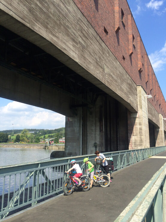 Kurz vor Passau: großer Damm mit Kraftwerk.