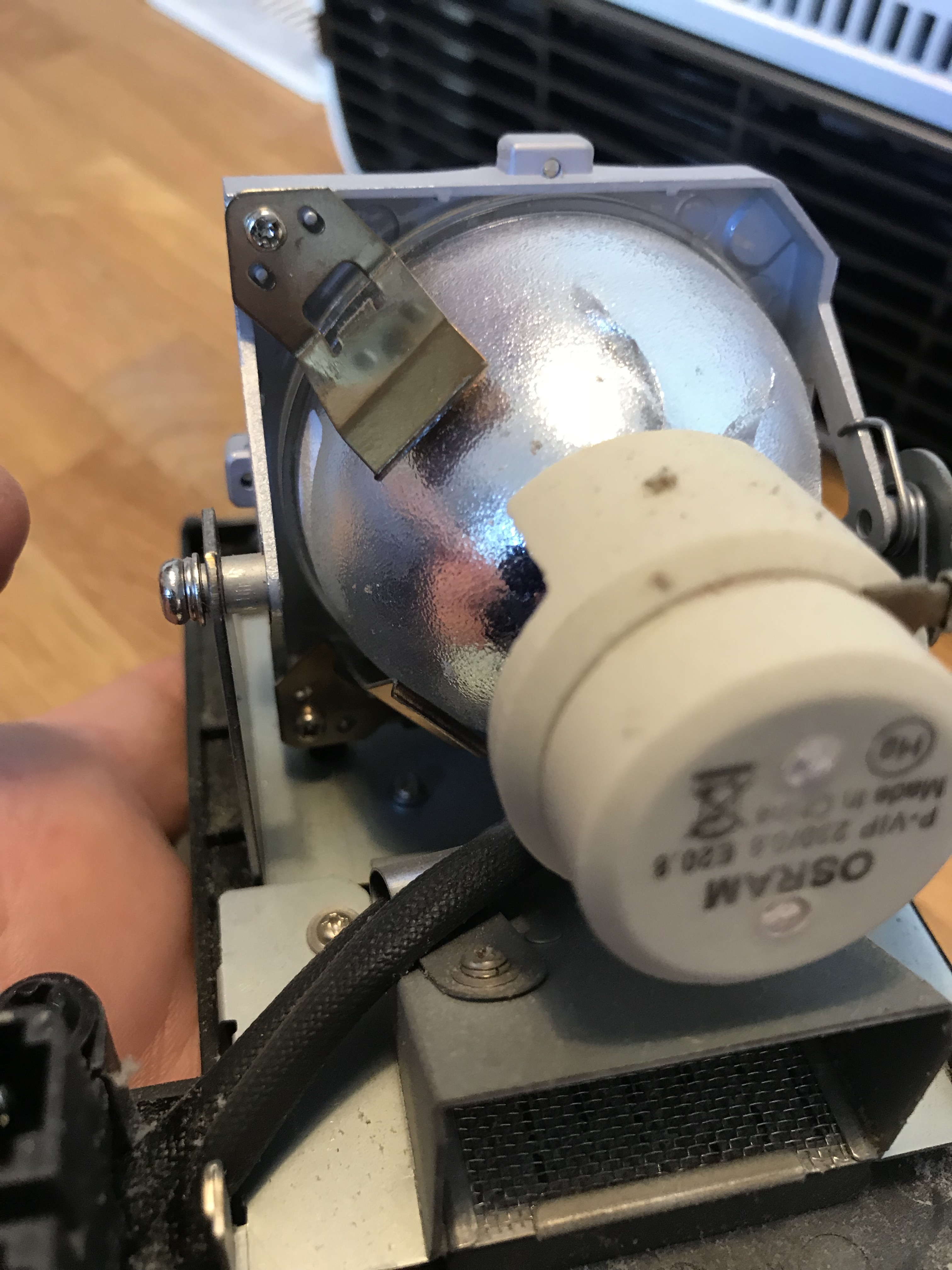 Die Lampe ist mit drei Klemmen befestigt (die links unten ist sehr schwer zugänglich. Muss man fummeln)