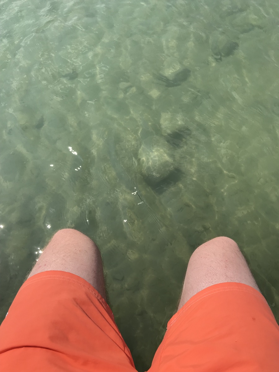 Ja, das Weiße sind meine Beine. Kommt damit klar. Die Badehose ist von Bugatti (kein Link, müsst ihr selber googeln) 