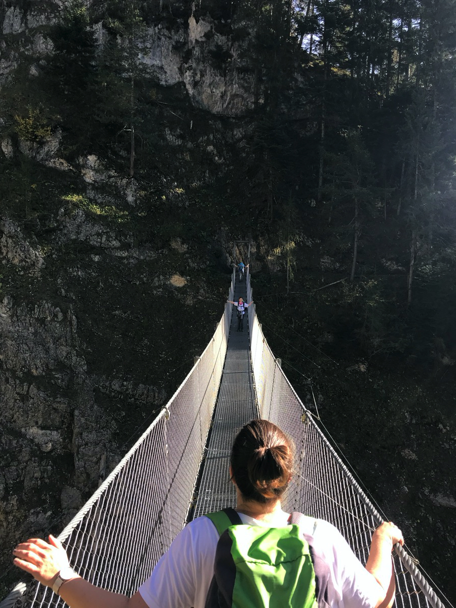 Weil meine Frau ein bisschen Höhenangst hat, versuche ich die Stimmung bisschen aufzulockern und sag sowas wie: "ey, voll wie im zweiten Indiana Jones." Danach bin ich dann doch lieber ruhig und sie konzentriert sich auf die Kinder gegenüber.