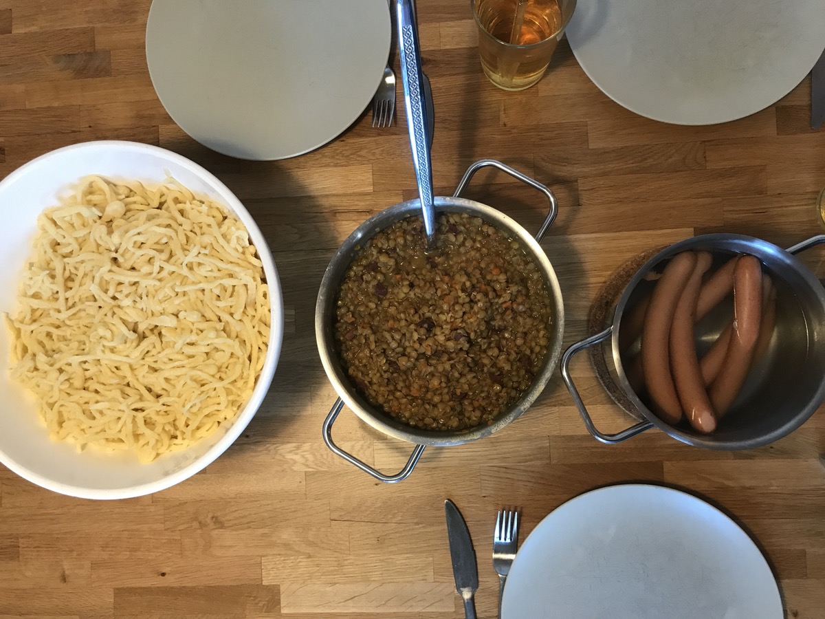 Linsen, Sp&auml;tzle und Saitenw&uuml;rstle