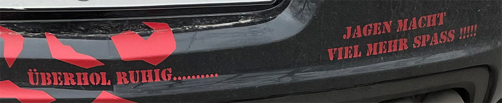 &Uuml;berholvorgang mit Telefonbuch