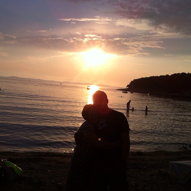 Normale Menschen im Sonnenuntergang.