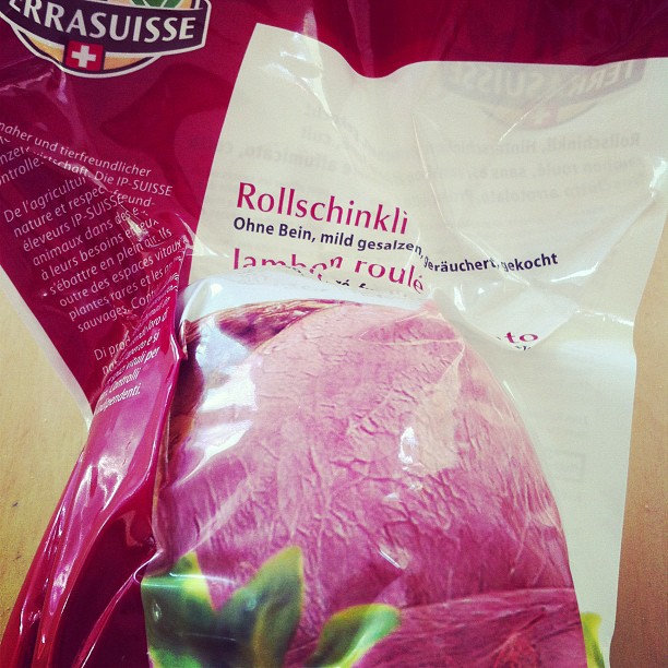 Rollschinkli. 90 Minuten IN der Packung kochen. Diese Schweizer.