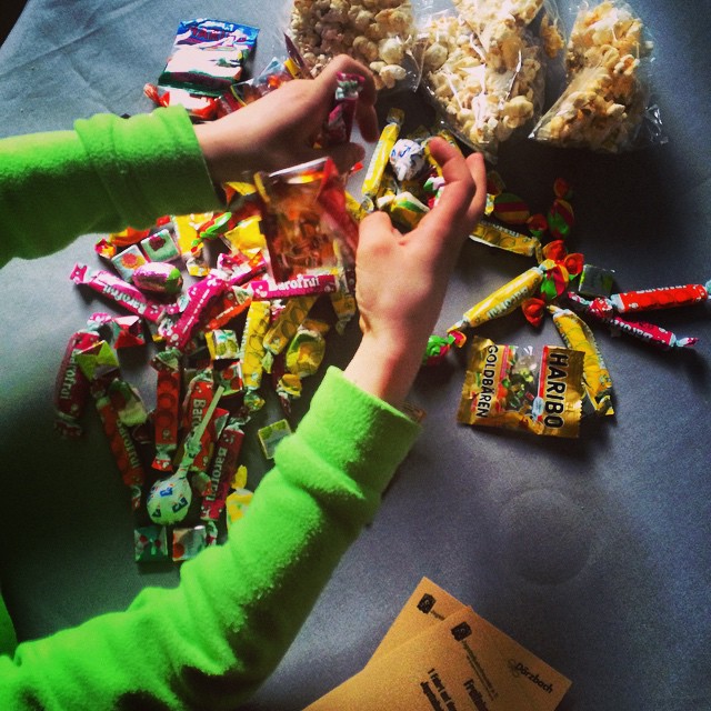 Kinder mit den Gro&szlig;eltern auf den Faschingsumzug gehen lassen.