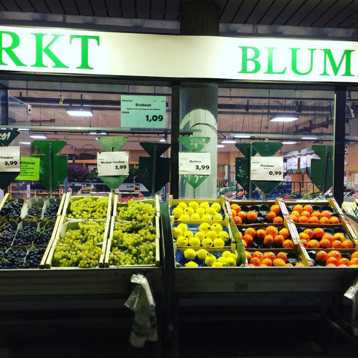 Auf dem Weg zum Stammtisch noch schnell Obst fotografieren. Vielleicht hilfts gegen den Kater.