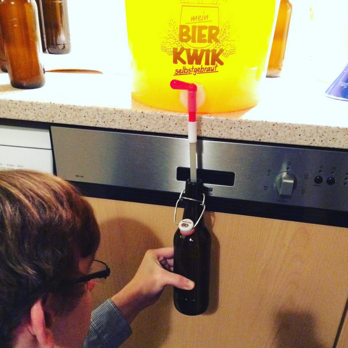 Am Zapfhahn ist Max dran.