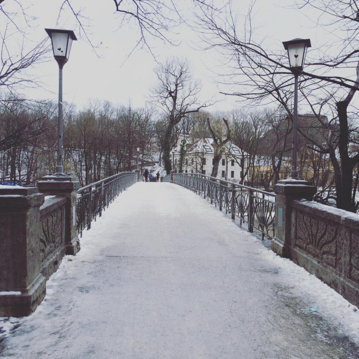 Schlittschuhlauf. Slippery when wet