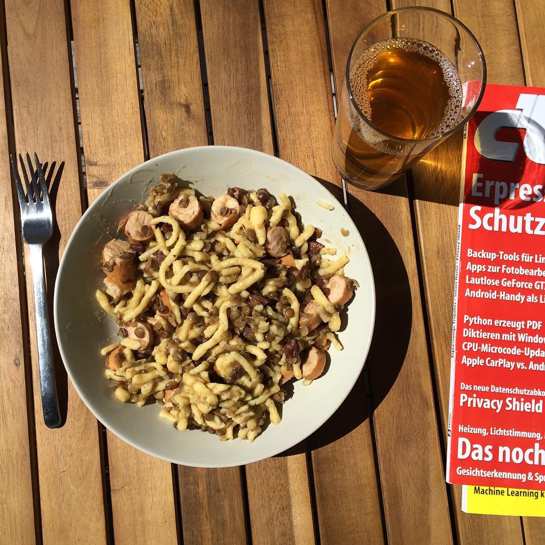 Mittag. Mit Linsen-Sp&auml;tzle und c't. IN DER SONNE!!!!!!!!!