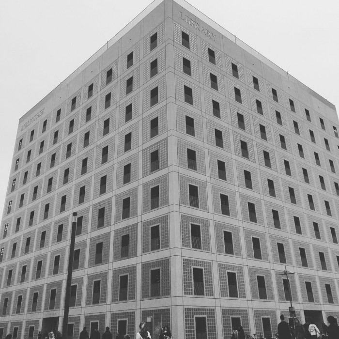 Sohn hat Fenster gez&auml;hlt. Es ist ein W&uuml;rfel.