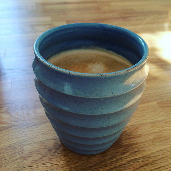 Angeblich ist das ein Becher und keine Tasse (weil der Henkel fehlt). Find ich Quatsch. Meinungen?