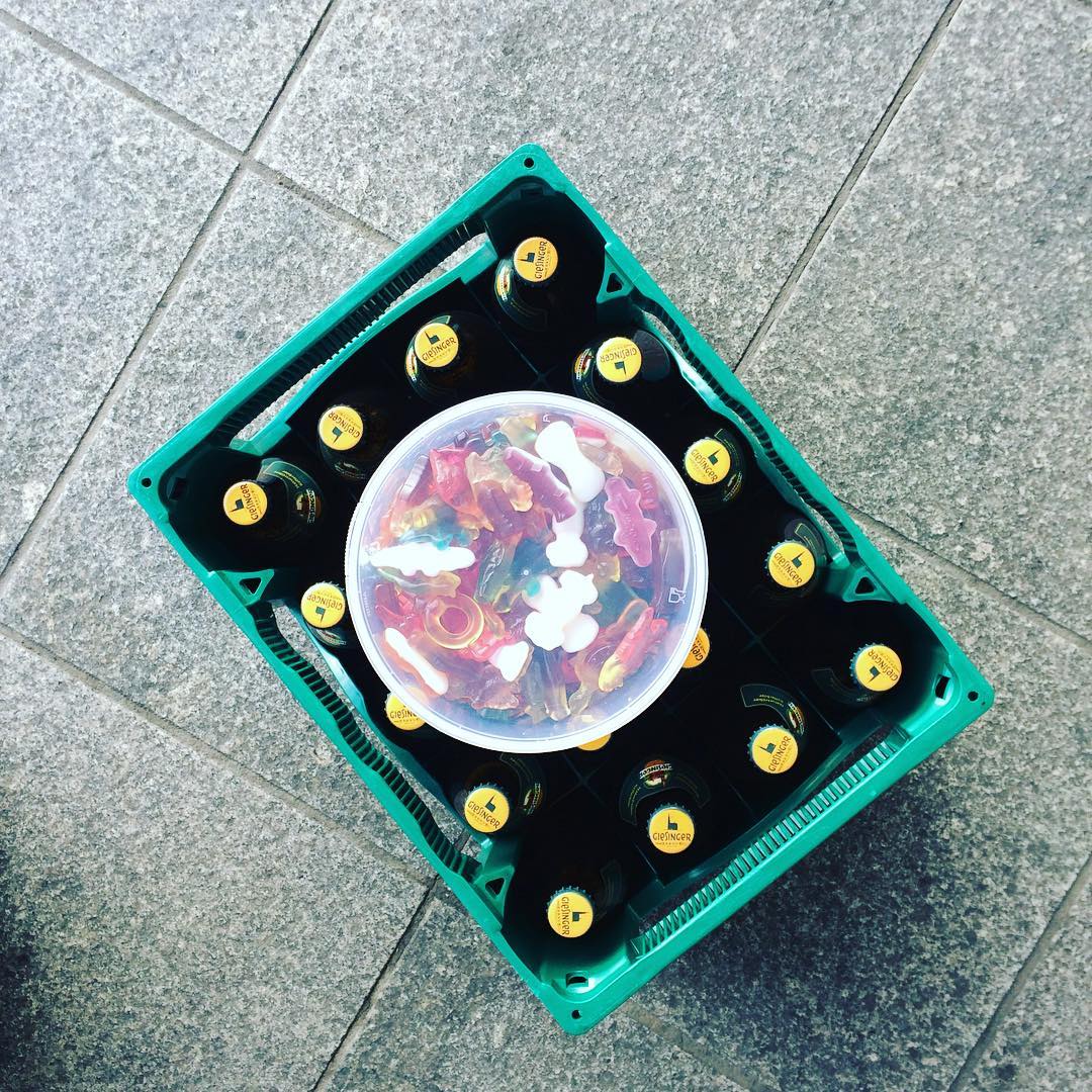 Vorbereitung f&uuml;rs Wellness-Wochenende (Bier-Yoga, Haribo-Aufguss etc.)