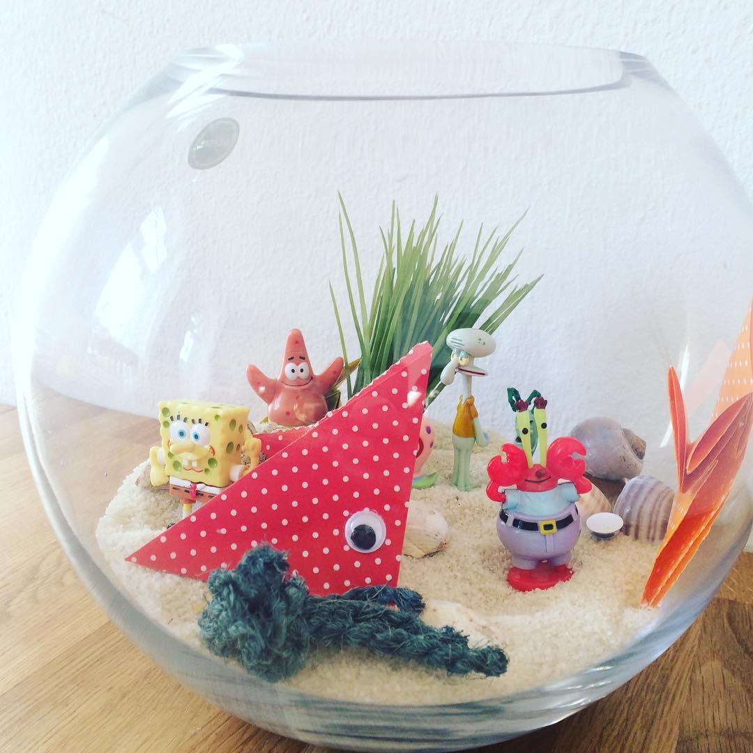 Die Dekogeldgeschenkkugel mit neuen Mitbewohnern aufgewertet.