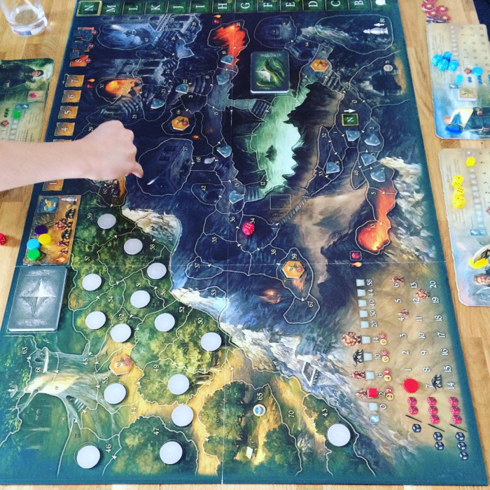 Die Kinder erkl&auml;ren mir die Legenden von Andor.