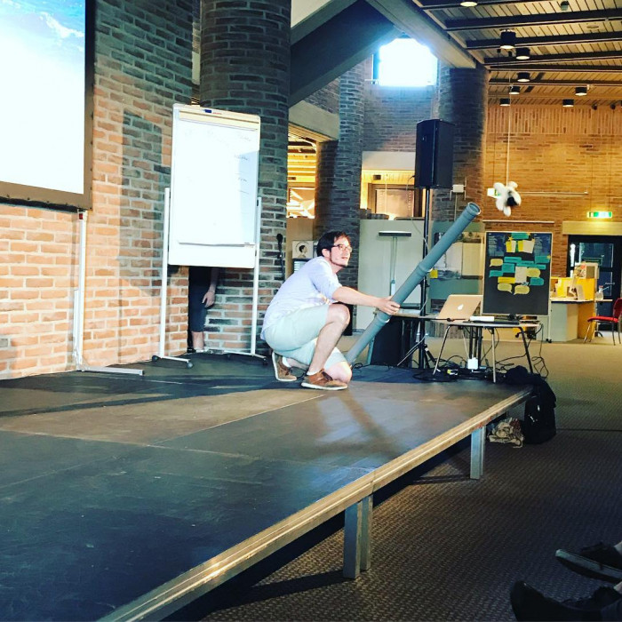 in der @muenchner_stadtbibliothek . Hier wird gerade ein Hund (aus Stoff) beschleunigt