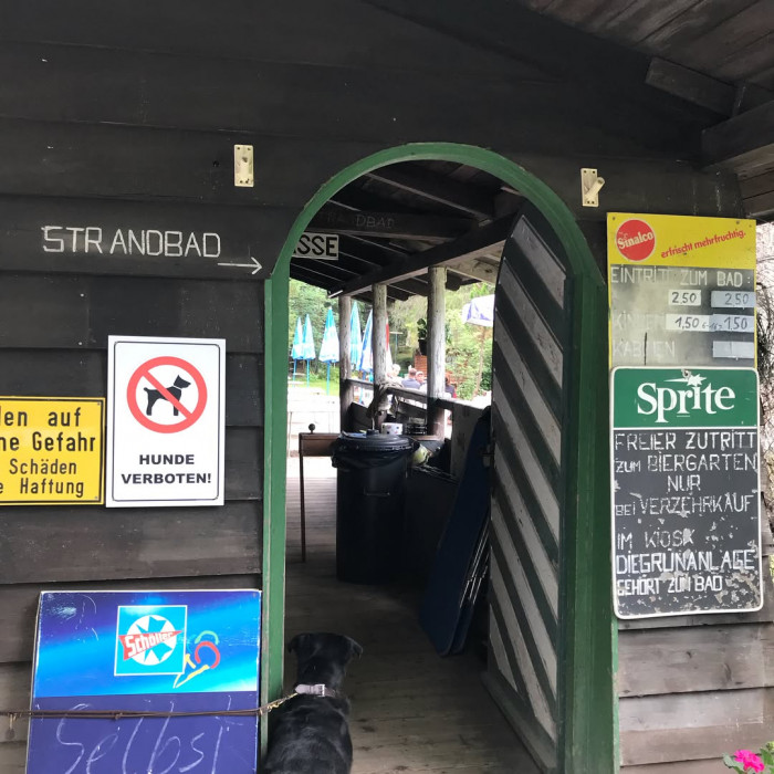 Der Pflegersee liegt ein bisschen oberhalb von Garmisch. Auf dem Weg dorthin kann man noch kurz auf