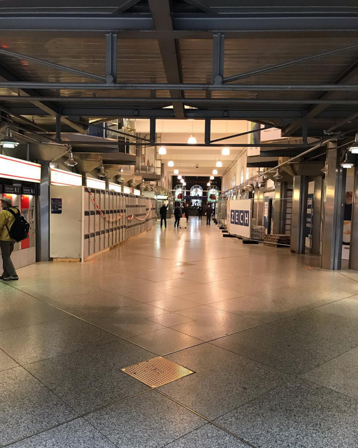 Schalterhalle hei&szlig;t heute Servicezentrum und ist viel effizienter und kleiner. Tickets kauft man in