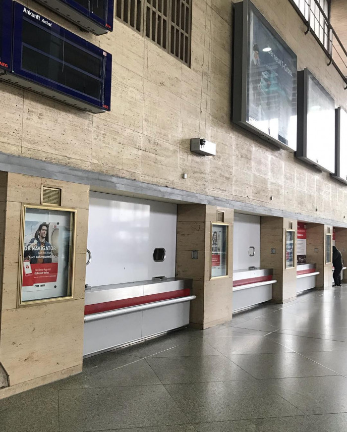 Schalterhalle hei&szlig;t heute Servicezentrum und ist viel effizienter und kleiner. Tickets kauft man in