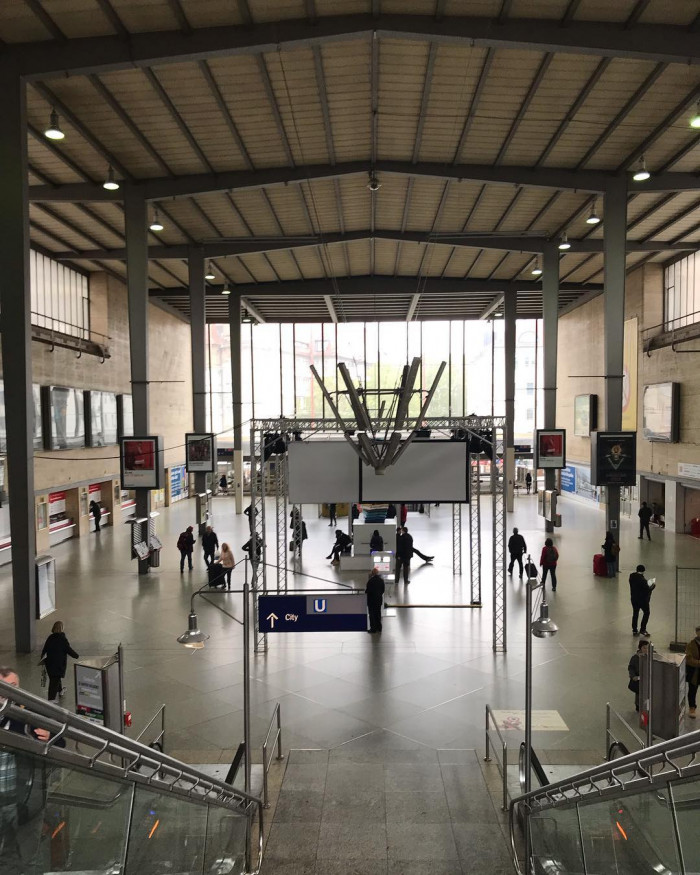 Schalterhalle hei&szlig;t heute Servicezentrum und ist viel effizienter und kleiner. Tickets kauft man in