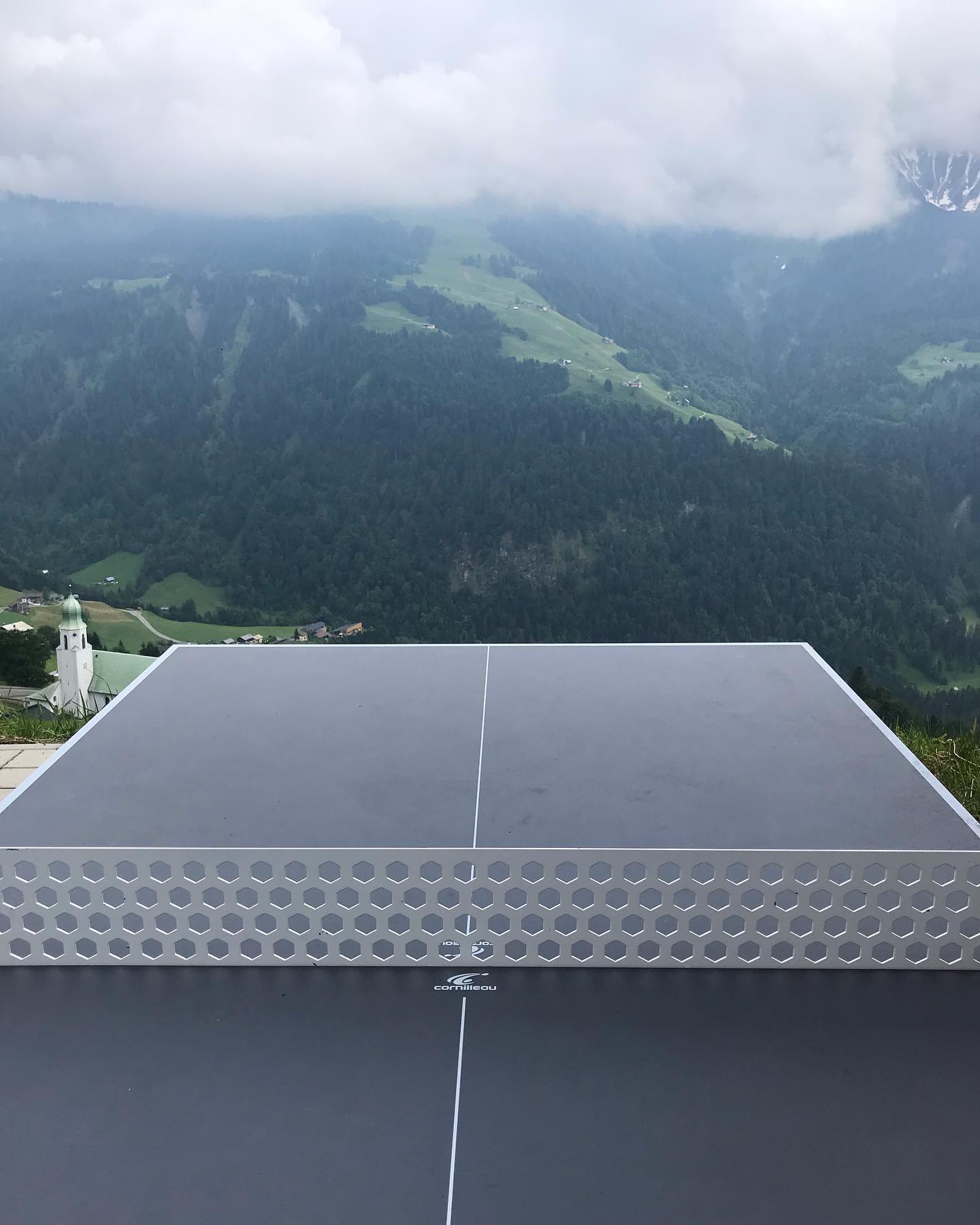 Tischtennisplatte zum Abhang ausgerichtet.