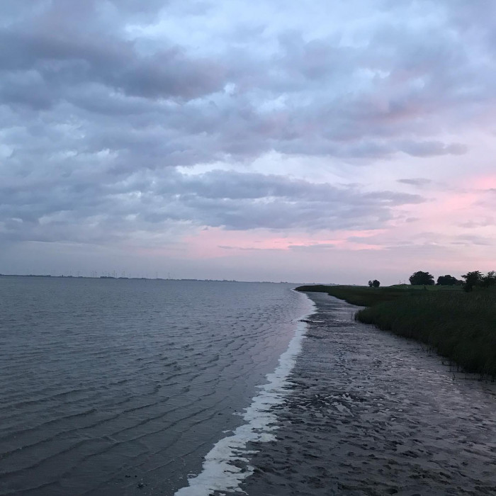Tag 5: Von B&uuml;sum nach T&ouml;nning.  Windstill zuerst 20 Kilometer an der K&uuml;ste entlang. Ein andersfarbig