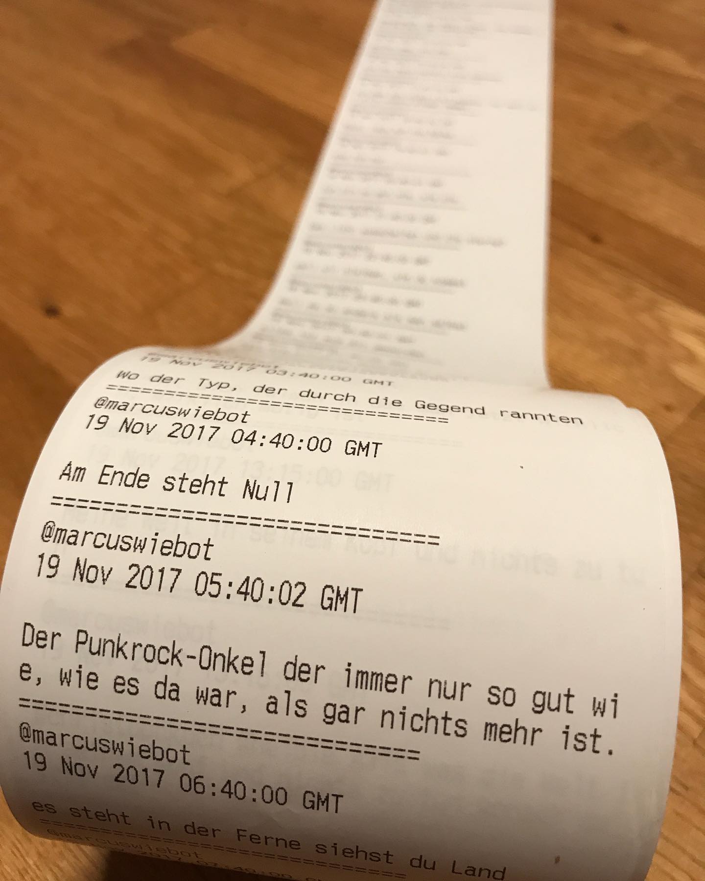 Im November 2017 hab ich auf Twitter einen Bot-Account eingerichtet. Ich hab alle Texte der Band @ke