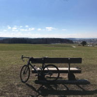 Da hinten sind die Berge, da vorne mein Fahrrad und auf der Bank ess ich gleich nen Schokoriegel in