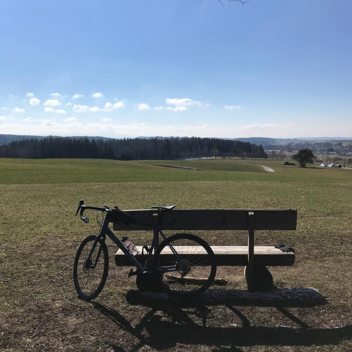 Da hinten sind die Berge, da vorne mein Fahrrad und auf der Bank ess ich gleich nen Schokoriegel in