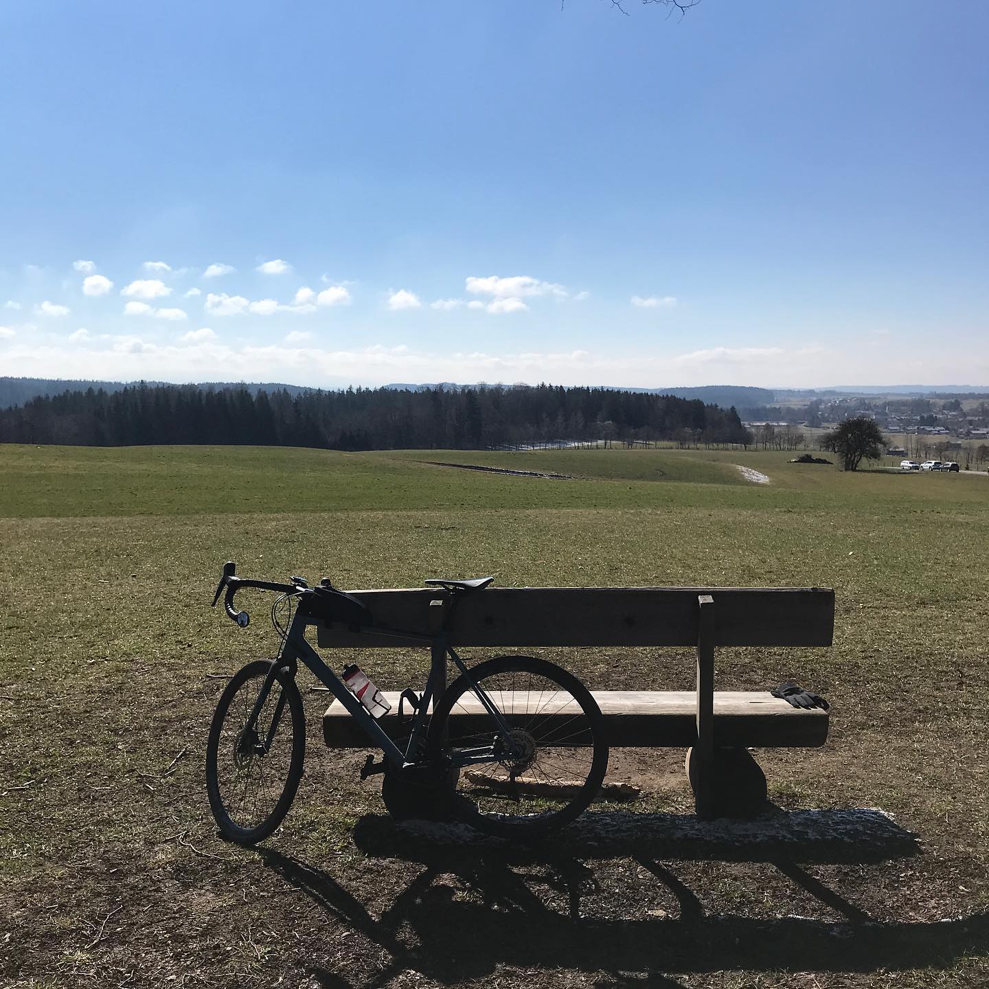 Da hinten sind die Berge, da vorne mein Fahrrad und auf der Bank ess ich gleich nen Schokoriegel in