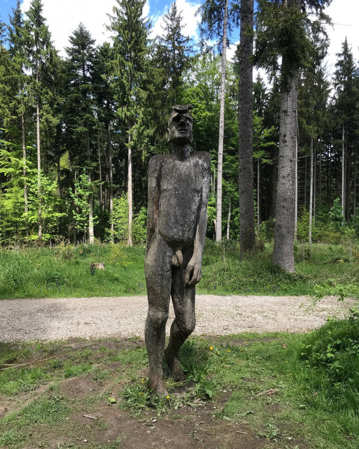 Kurz vor Freising ist der Weltwald. So ein Waldlehrpfad extended. Man l&auml;uft durch &bdquo;Asien&ldquo;, &bdquo;Europa&ldquo;