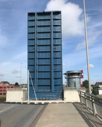 Br&uuml;cke hoch! In L&uuml;beck hat die Segelschifffahrt stets Vorrang.