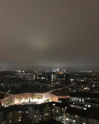 Stadtspaziergang mit Endstation Hochhausdach The Seven. M&uuml;nchen bei Nacht. 🌜