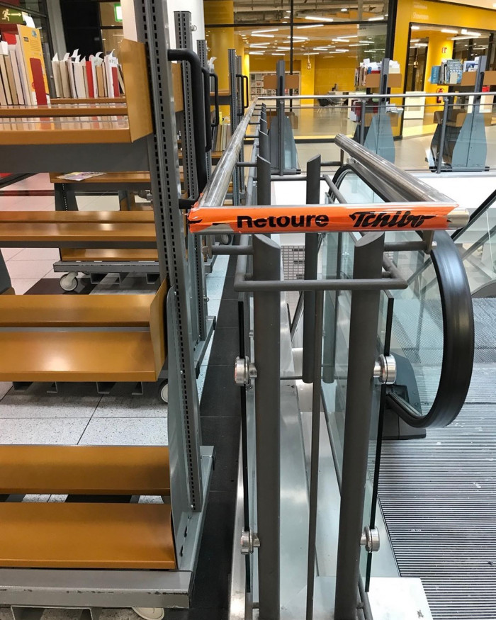 Das neue Interimsquartier der @muenchner_stadtbibliothek im Motorama ist sehr bunt. Mehr Details im