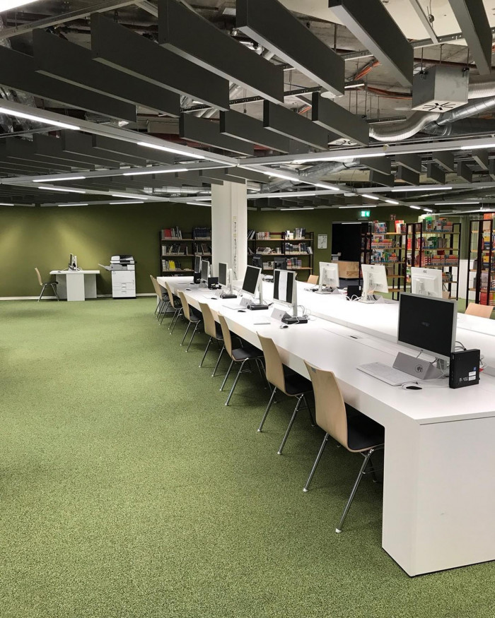 Das neue Interimsquartier der @muenchner_stadtbibliothek im Motorama ist sehr bunt. Mehr Details im