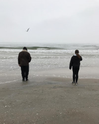 Kopf l&uuml;ften am Meer.