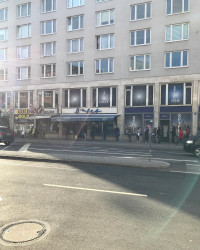 Wie schnell kann man impfen? @cafekosmosmuc : 5 Minuten anstehen, 3 Minuten in der Kneipe sitzen (es