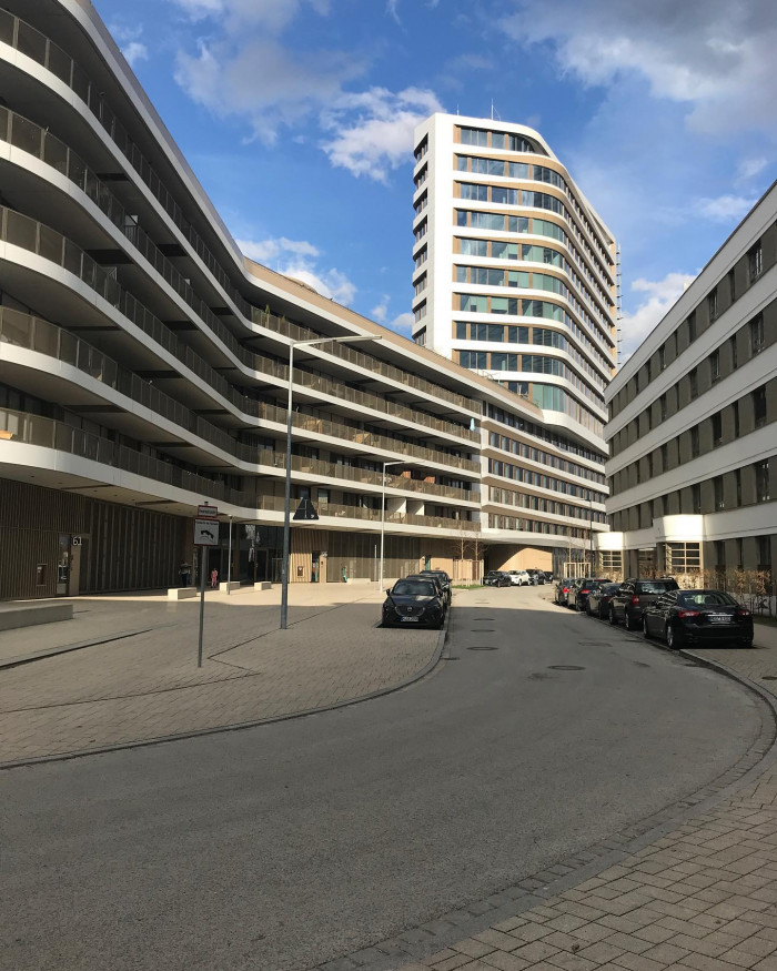 Einmal Spaziergang von meinem letzten Arbeitsplatz zu meinem vor-vorletzten Arbeitsplatz. Berg am La