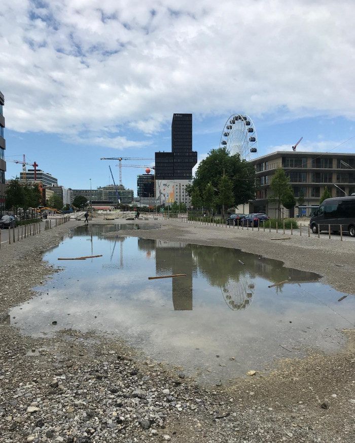 Der neue See im Werksviertel ist er&ouml;ffnet. Packt die Badehose ein!