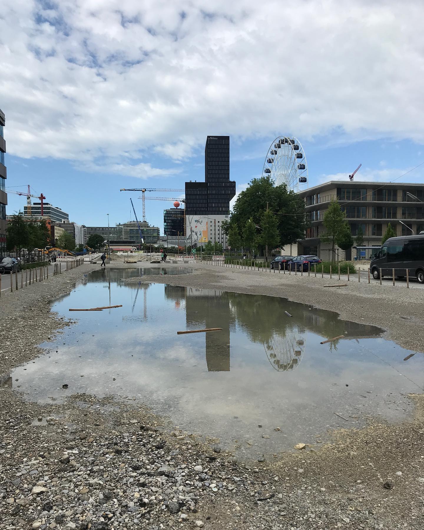 Der neue See im Werksviertel ist er&ouml;ffnet. Packt die Badehose ein!