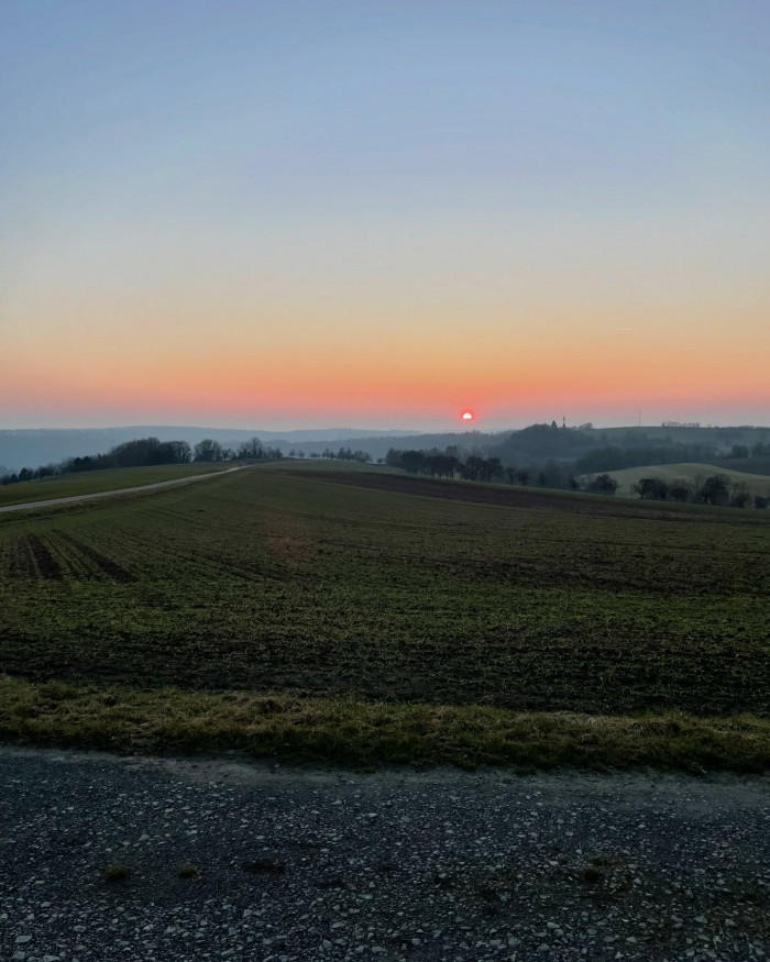 🌅🏃&zwj;♀️🏃🏼